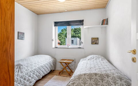 Ettie - 6Km from the Sea: Mur, Bois, Chambre, Sol, Sol, Plafond, Lit, Design Intérieur, Literie, Drap De Lit