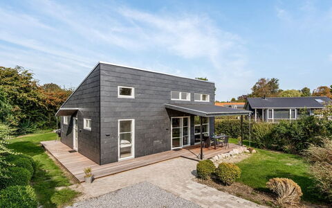 Ilkka - 175M from the Sea: Meubles, Design Intérieur, Sol, Bois, Sol, Plafond, Parquet, Chaise, Table, Éclairage