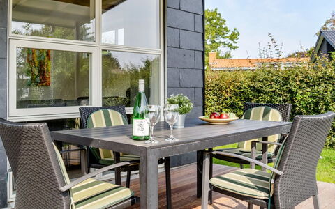 Ilkka - 175M from the Sea: Meubles, Design Intérieur, Sol, Bois, Sol, Plafond, Parquet, Chaise, Table, Éclairage