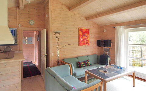 Lilian - 600M from the Sea: Domicile, Toit, Maison, Chalet, Biens, Porte, Porche, Siding, Ferme, Ombre