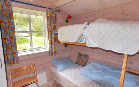 Lilian - 600M from the Sea: Domicile, Toit, Maison, Chalet, Biens, Porte, Porche, Siding, Ferme, Ombre