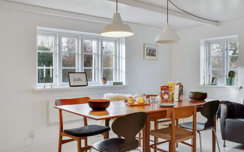 Sibo - 1.5Km from the Sea: Meubles, Design Intérieur, Sol, Mur, Sol, Bois, Luminaire, Plafond, Salle À Manger, Chaise