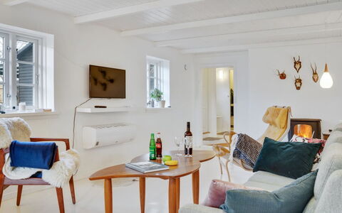 Sibo - 1.5Km from the Sea: Meubles, Design Intérieur, Sol, Mur, Sol, Canapé, Bois, Plafond, Pièce, Salon