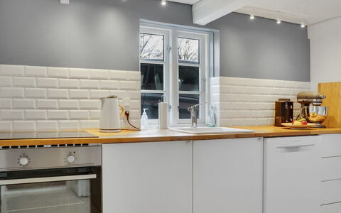 Sibo - 1.5Km from the Sea: Sol, Design Intérieur, Sol, Cuisine, Comptoir, Appareil De Cuisine, Cabinetry, Principaux Appliance, Tache De Bois, Parquet