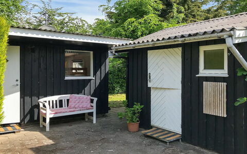 Vojo - 100M from the Sea: Toit, Maison, Lot Terre, Domicile, Chalet, Biens, Batiments Jardin, Ombre, Cabane En Rondins, Aménagement Paysager