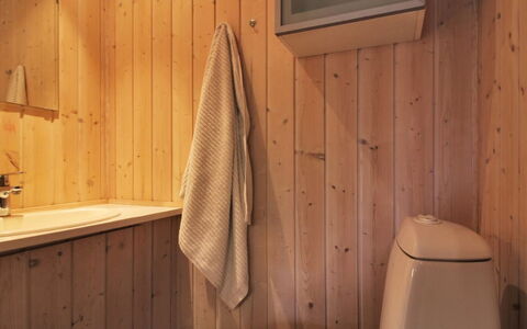Vojo - 100M from the Sea: Mur, Bois, Sol, Sol, Luminaire Plomberie, Design Intérieur, Salle De Bains, Pièce, Tache De Bois, Plomberie