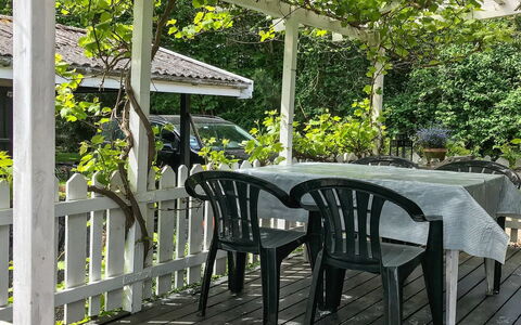 Vojo - 100M from the Sea: Porche, Meubles, Ombre, Table, Jardin, Chaise, Structure En Plein Air, Tableau De Plein Air, Mobilier De Jardin