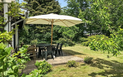 Vojo - 100M from the Sea: Meubles, Arbuste, Jardin, Parapluie, Chaise, Communauté Des Plantes, Table, Tableau De Plein Air, Mobilier De Jardin, Ombre