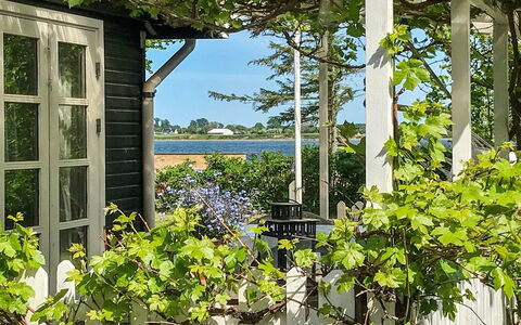 Vojo - 100M from the Sea: Toit, Maison, Lot Terre, Domicile, Chalet, Biens, Batiments Jardin, Ombre, Cabane En Rondins, Aménagement Paysager