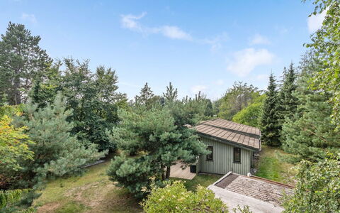 Sini - 300M from the Sea: Toit, Maison, Domicile, Chalet, Porte, Siding, Plate-Forme, Porche, Planche, Dur