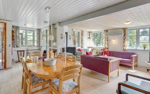 Sini - 300M from the Sea: Bois, Domicile, Chalet, Plafond, Dur, Fenêtre À Guillotine, Parquet, Lumber, Planche, Salon