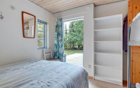 Sini - 300M from the Sea: Design Intérieur, Mur, Sol, Sol, Bois, Plafond, Meubles, Pièce, Chambre, Lit