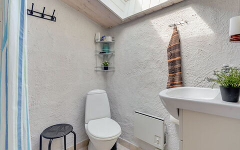 Sini - 300M from the Sea: Mur, Luminaire Plomberie, Sol, Salle De Bains, Sol, Design Intérieur, Siège De Toilette, Toilette, Évier, Plomberie