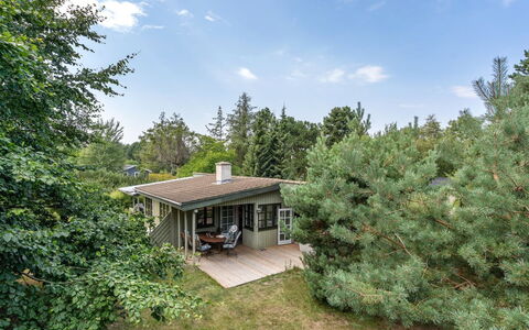 Sini - 300M from the Sea: Toit, Maison, Domicile, Chalet, Porte, Siding, Plate-Forme, Porche, Planche, Dur