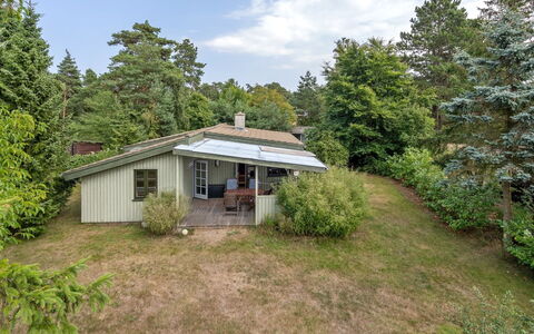 Sini - 300M from the Sea: Toit, Maison, Domicile, Chalet, Porte, Siding, Plate-Forme, Porche, Planche, Dur