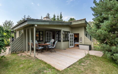 Sini - 300M from the Sea: Toit, Maison, Domicile, Chalet, Porte, Siding, Plate-Forme, Porche, Planche, Dur