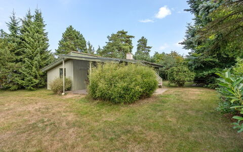 Sini - 300M from the Sea: Toit, Maison, Domicile, Chalet, Porte, Siding, Plate-Forme, Porche, Planche, Dur
