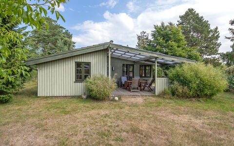 Sini - 300M from the Sea: Toit, Maison, Domicile, Chalet, Porte, Siding, Plate-Forme, Porche, Planche, Dur
