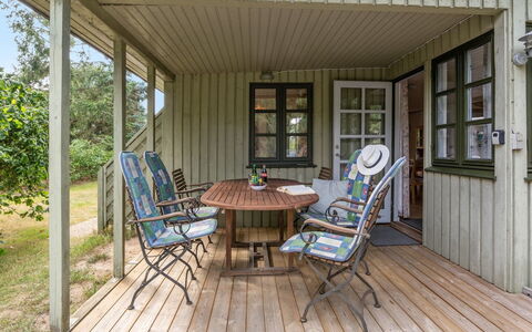 Sini - 300M from the Sea: Toit, Maison, Domicile, Chalet, Porte, Siding, Plate-Forme, Porche, Planche, Dur