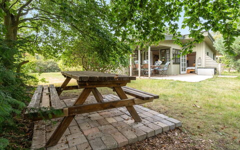 Sini - 300M from the Sea: Toit, Maison, Domicile, Chalet, Porte, Siding, Plate-Forme, Porche, Planche, Dur