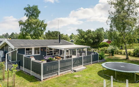 Dierf - 550M from the Sea: Toit, Maison, Domicile, Lot Terre, Couverture De Sol, Porche, Ombre, Chalet, Jardin, Cour