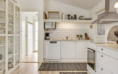 Dierf - 550M from the Sea: Sol, Design Intérieur, Cuisine, Sol, Appareil De Cuisine, Principaux Appliance, Bois, Plafond, Cabinetry, Comptoir