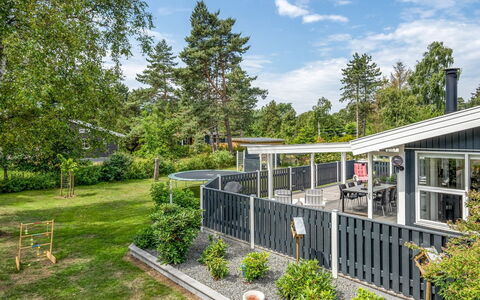 Dierf - 550M from the Sea: Arbuste, Zone Résidentielle, Domicile, Jardin, Couverture De Sol, Biens, Chalet, Aménagement Paysager, Ombre, Banlieue