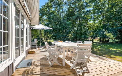 Tineke - 200M from the Sea: Toit, Maison, Domicile, Chalet, Porte, Siding, Plate-Forme, Porche, Planche, Dur