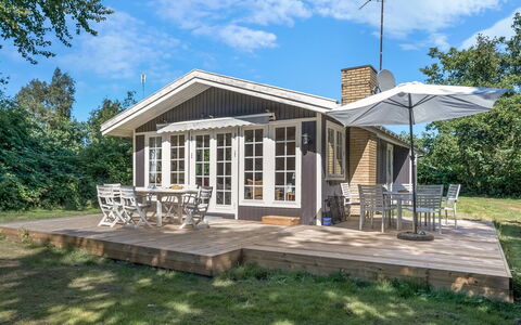 Tineke - 200M from the Sea: Toit, Maison, Domicile, Chalet, Porte, Siding, Plate-Forme, Porche, Planche, Dur
