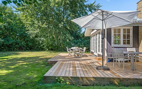 Tineke - 200M from the Sea: Toit, Maison, Domicile, Chalet, Porte, Siding, Plate-Forme, Porche, Planche, Dur