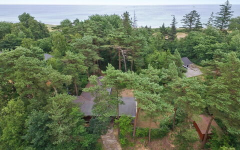 Myrra - 10M from the Sea: Toit, Maison, Domicile, Chalet, Siding, Biens, Allée, Batiments Jardin, Cour, Cabanon