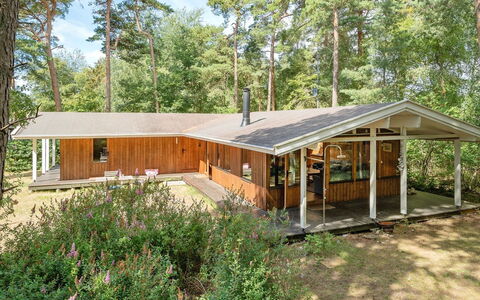 Myrra - 10M from the Sea: Toit, Maison, Domicile, Chalet, Siding, Biens, Allée, Batiments Jardin, Cour, Cabanon