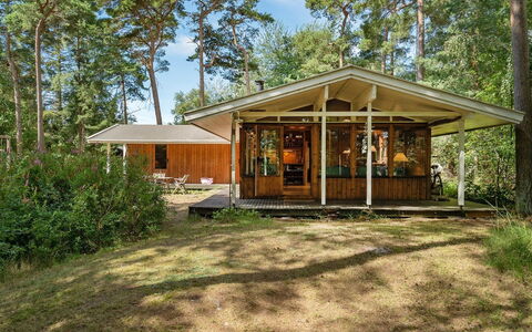 Myrra - 10M from the Sea: Toit, Maison, Domicile, Chalet, Siding, Biens, Allée, Batiments Jardin, Cour, Cabanon