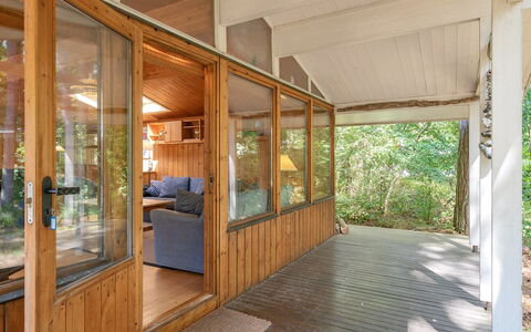 Myrra - 10M from the Sea: Toit, Maison, Domicile, Chalet, Siding, Biens, Allée, Batiments Jardin, Cour, Cabanon