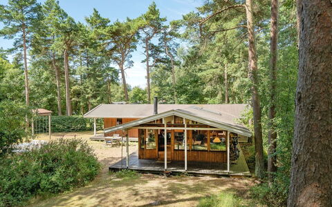 Myrra - 10M from the Sea: Toit, Maison, Domicile, Chalet, Siding, Biens, Allée, Batiments Jardin, Cour, Cabanon