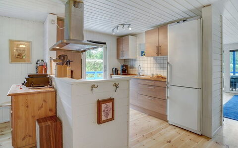 Trixie - 1Km from the Sea: Toit, Domicile, Porte, Chalet, Ombre, Siding, Cour, Biens, Arrière-Cour