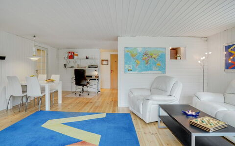 Trixie - 1Km from the Sea: Toit, Domicile, Porte, Chalet, Ombre, Siding, Cour, Biens, Arrière-Cour