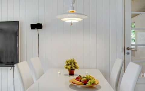 Trixie - 1Km from the Sea: Toit, Domicile, Porte, Chalet, Ombre, Siding, Cour, Biens, Arrière-Cour