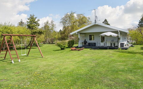 Erva - 495M from the Sea: Toit, Maison, Domicile, Chalet, Siding, Biens, Allée, Batiments Jardin, Cour, Cabanon
