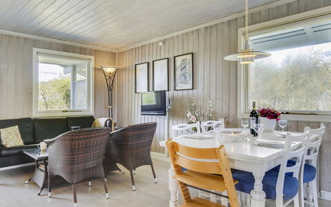 Erva - 495M from the Sea: Toit, Maison, Domicile, Chalet, Siding, Biens, Allée, Batiments Jardin, Cour, Cabanon