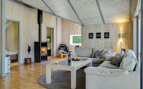 Sida - 600M from the Sea: Bois, Design Intérieur, Sol, Plafond, Sol, Pièce, Meubles, Salon, Domicile, Parquet