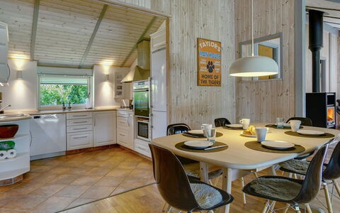 Sida - 600M from the Sea: Design Intérieur, Bois, Plafond, Sol, Luminaire, Pièce, Sol, Éclairage, Cuisine, Meubles