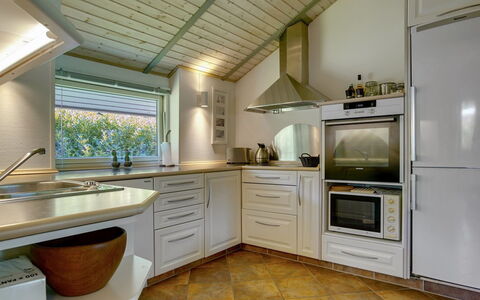 Sida - 600M from the Sea: Cuisine, Comptoir, Appareil De Cuisine, Design Intérieur, Cabinetry, Sol, Principaux Appliance, Meubles, Plafond, Bois