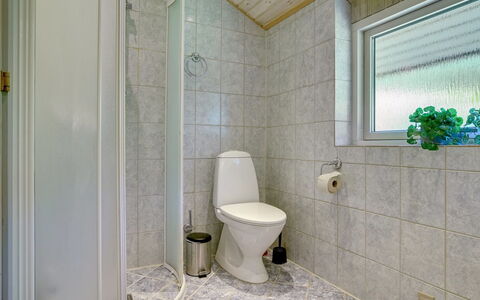 Sida - 600M from the Sea: Sol, Luminaire Plomberie, Sol, Siège De Toilette, Toilette, Design Intérieur, Salle De Bains, Plafond, Plomberie, Tuile