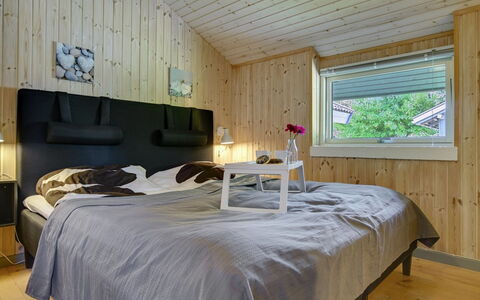 Sida - 600M from the Sea: Chambre, Lit, Bois, Design Intérieur, Plafond, Drap De Lit, Literie, Meubles, Cadre De Lit, Domicile