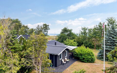Margit - 10M from the Sea: Toit, Maison, Domicile, Chalet, Porte, Siding, Biens, Pelouse, Cour, Porche