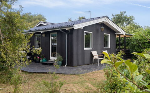 Margit - 10M from the Sea: Toit, Maison, Domicile, Chalet, Porte, Siding, Biens, Pelouse, Cour, Porche