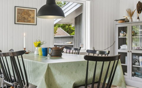 Margit - 10M from the Sea: Design Intérieur, Meubles, Sol, Sol, Table, Plafond, Table Cuisine Et Salle A Manger, Luminaire, Salle À Manger, Chaise
