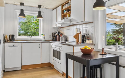 Margit - 10M from the Sea: Cuisine, Appareil De Cuisine, Comptoir, Principaux Appliance, Design Intérieur, Sol, Bois, Meubles, Électroménager, Cabinetry