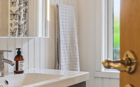 Margit - 10M from the Sea: Luminaire Plomberie, Salle De Bains, Design Intérieur, Lavabo, Évier, Robinet, Sol, Plomberie, Armoire De Toilette, Sol